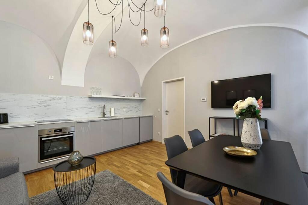 Vienne Crown 6 Vienna