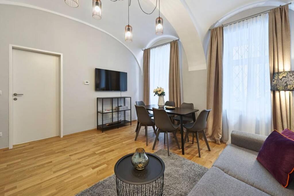 Vienne Crown 6 *